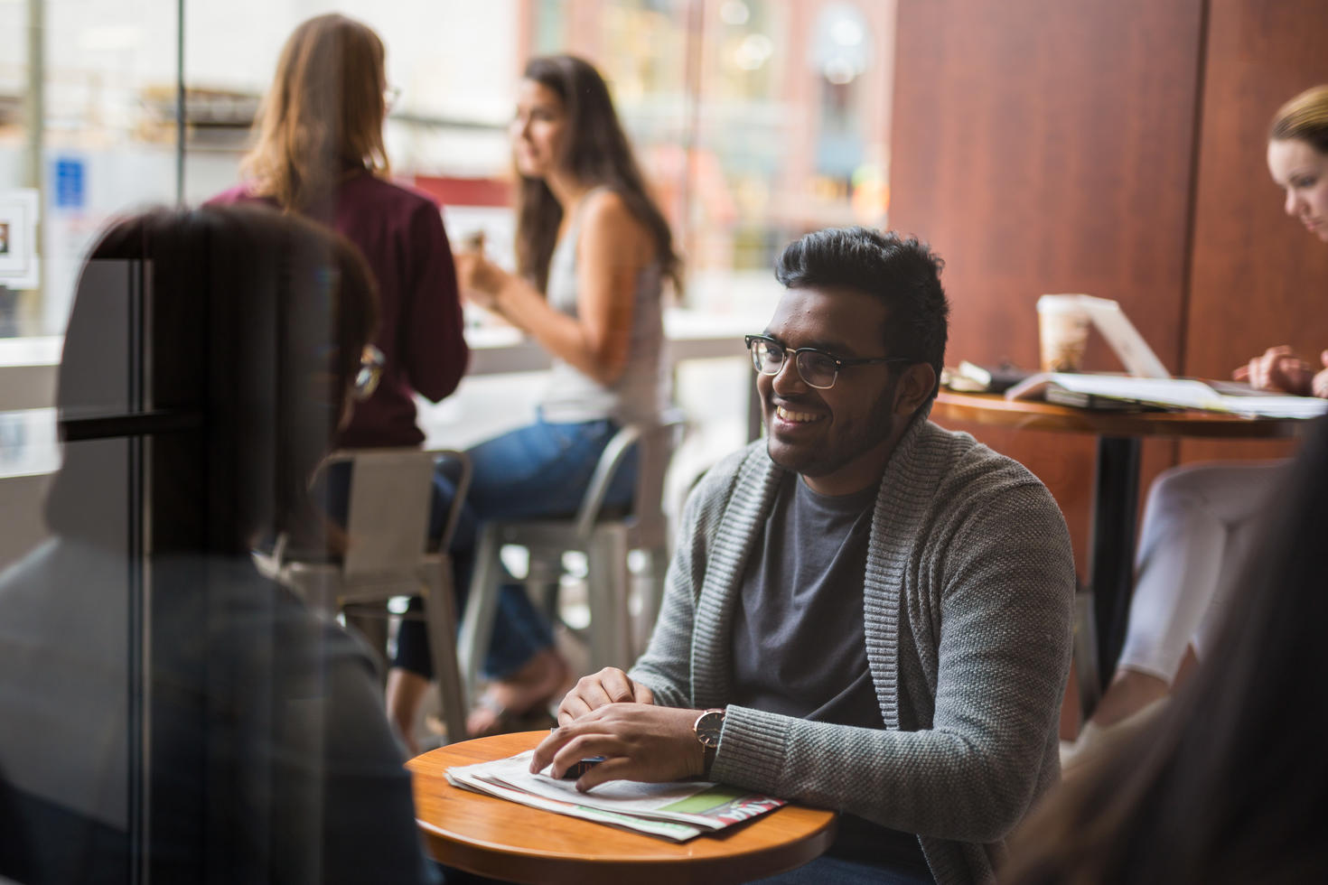 des étudiants qui discutent dans un café
