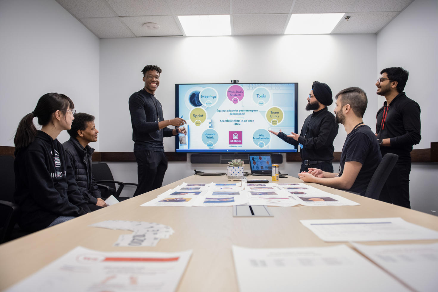 groupes de personnes dans une salle de réunion