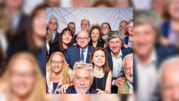 various alumnis from 2019 in a photobooth