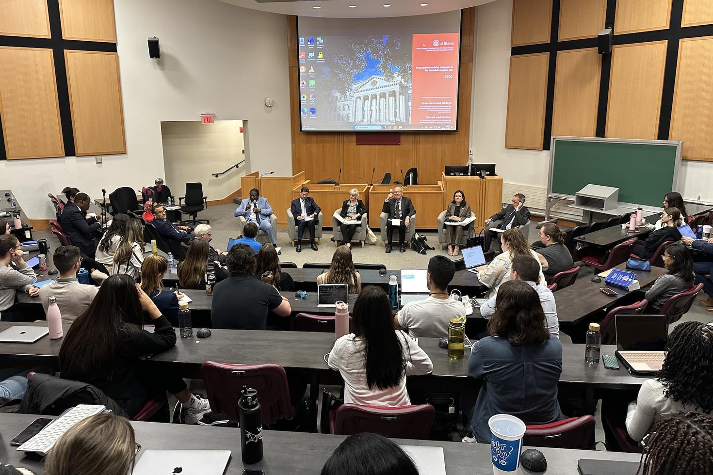 Des membres de la délégation de l'AHJUCAF s'adressent aux étudiants et étudiantes.