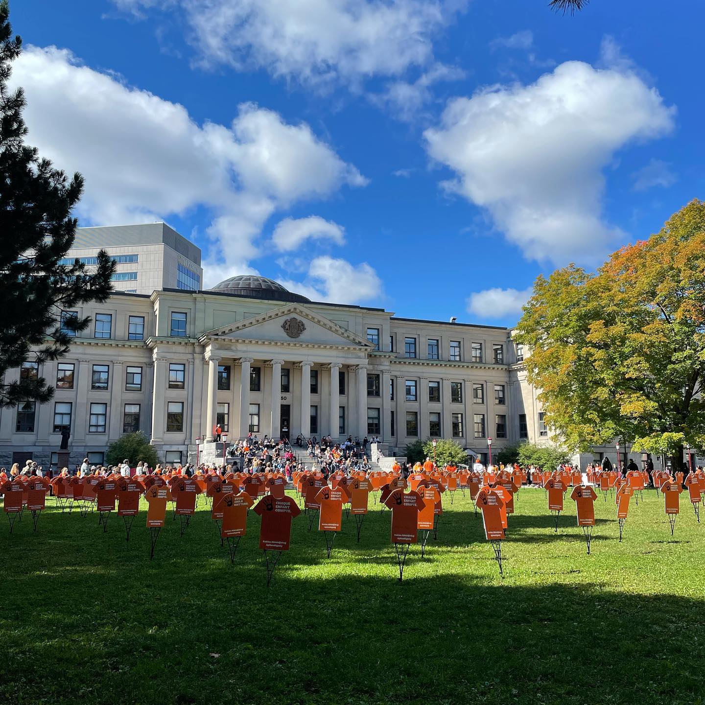 Pavillon Tabaret avec des pancartes de gilet orange sur la pelouse