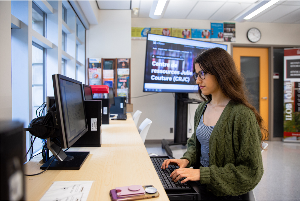 A student working at a computer at the Julien Couture resource centre