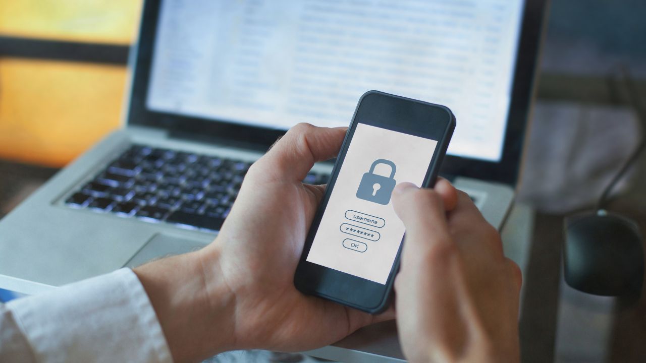 Personne regardant son téléphone verrouillé