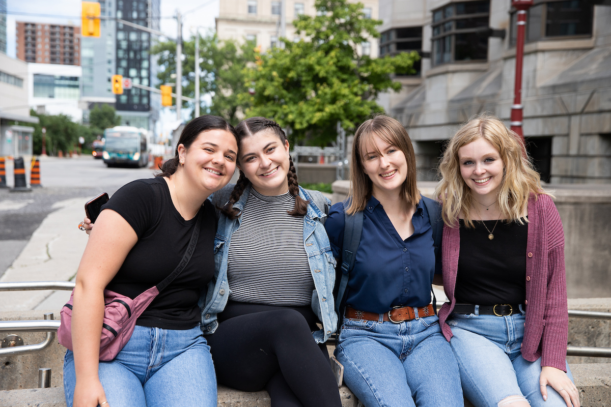 Groupe d'étudiantes souriant à la caméra