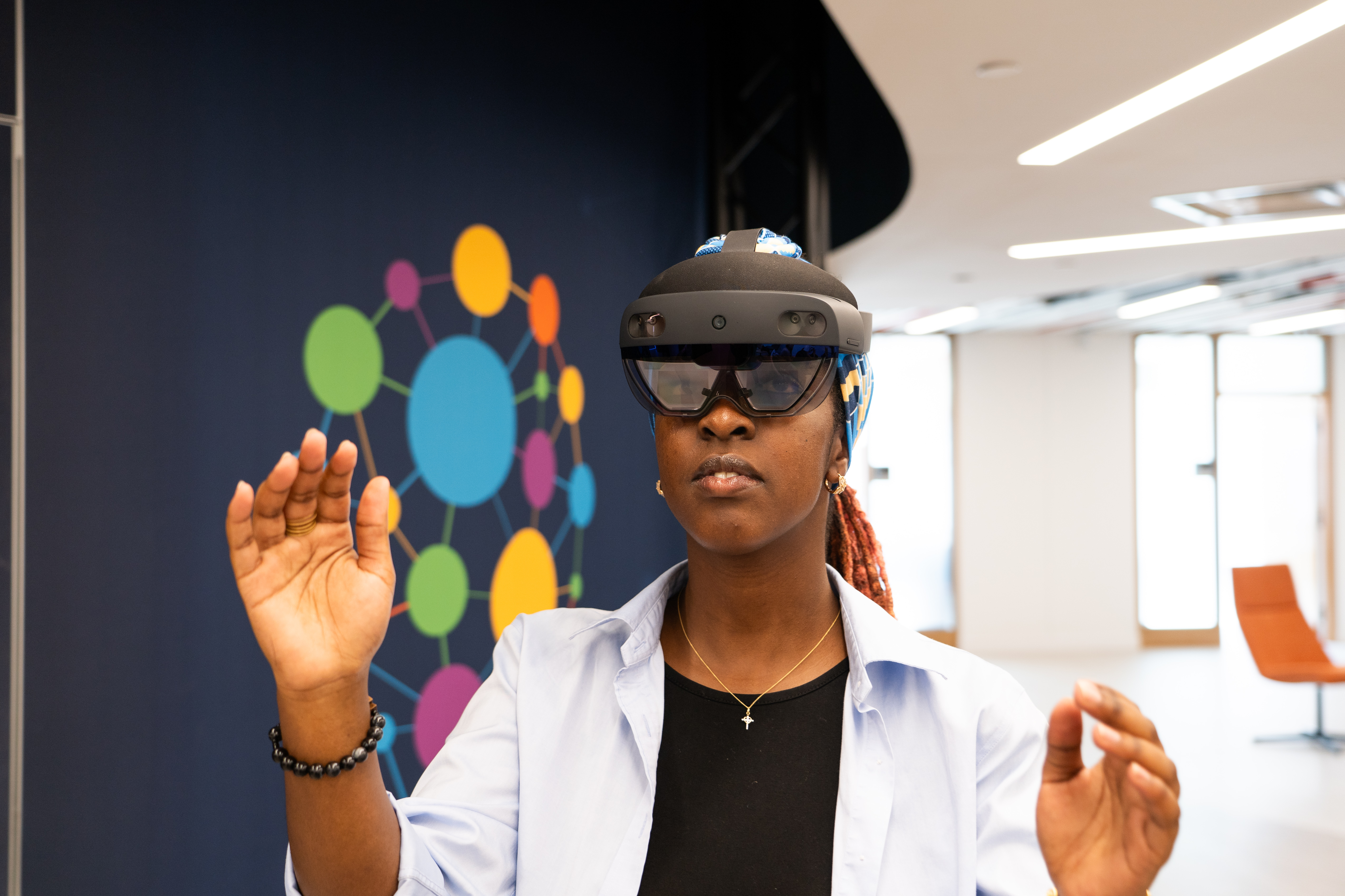 Personne portant un casque de réalité virtuelle