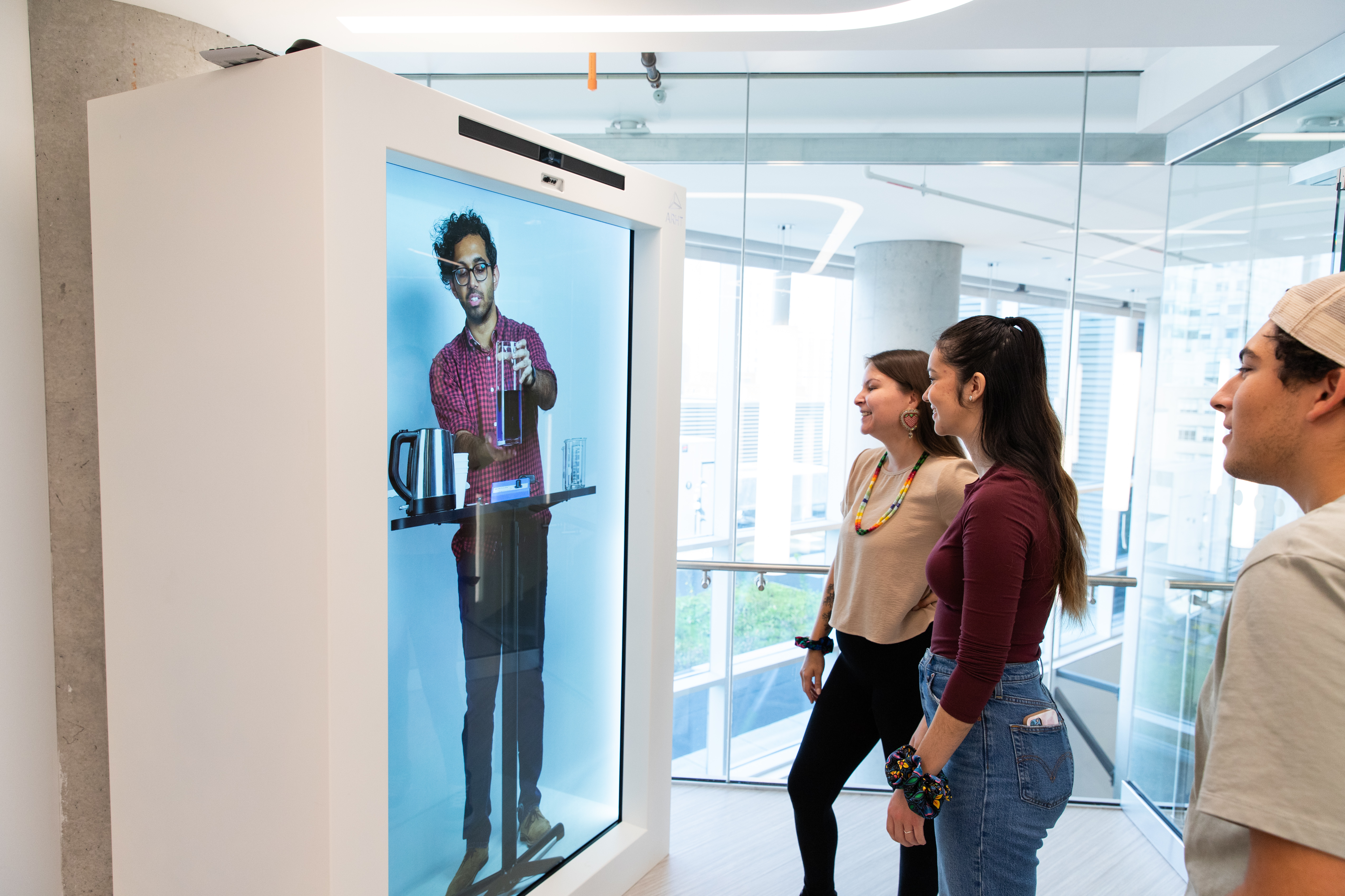 étudiant regardant un écran interactif