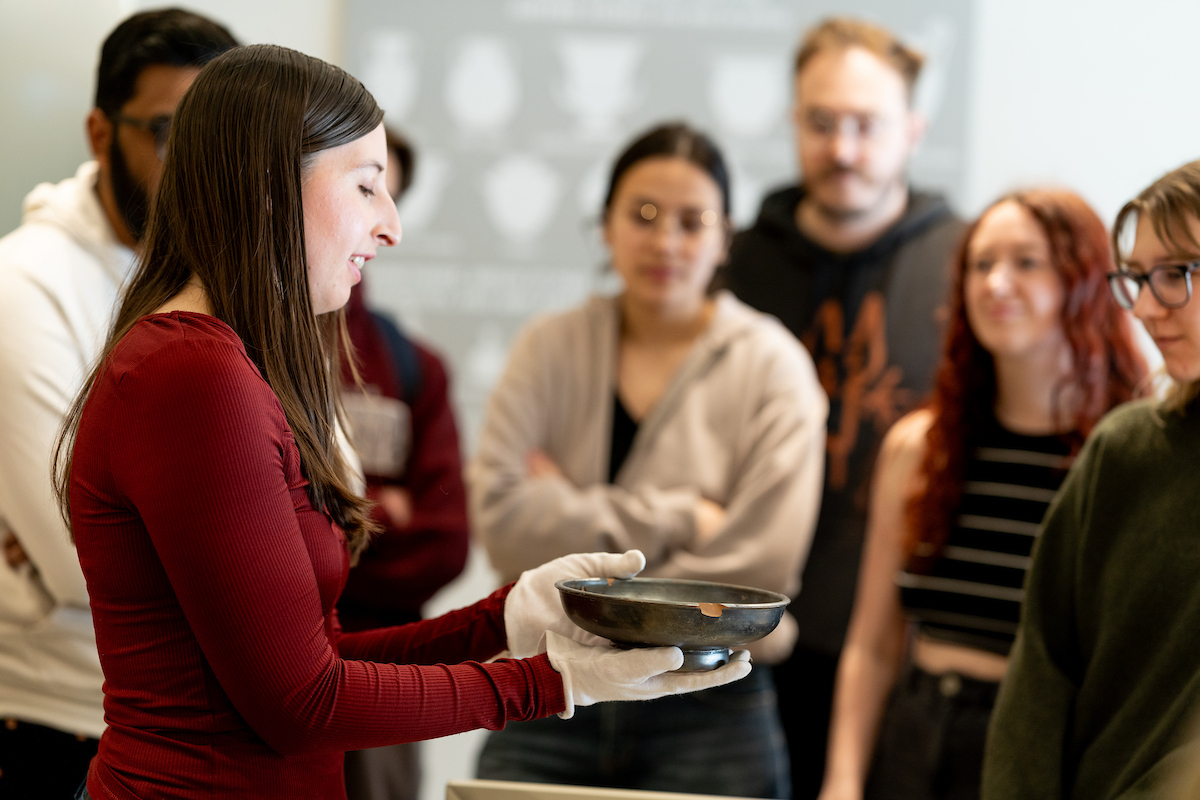 Professeur faisant une visite guidée au musée