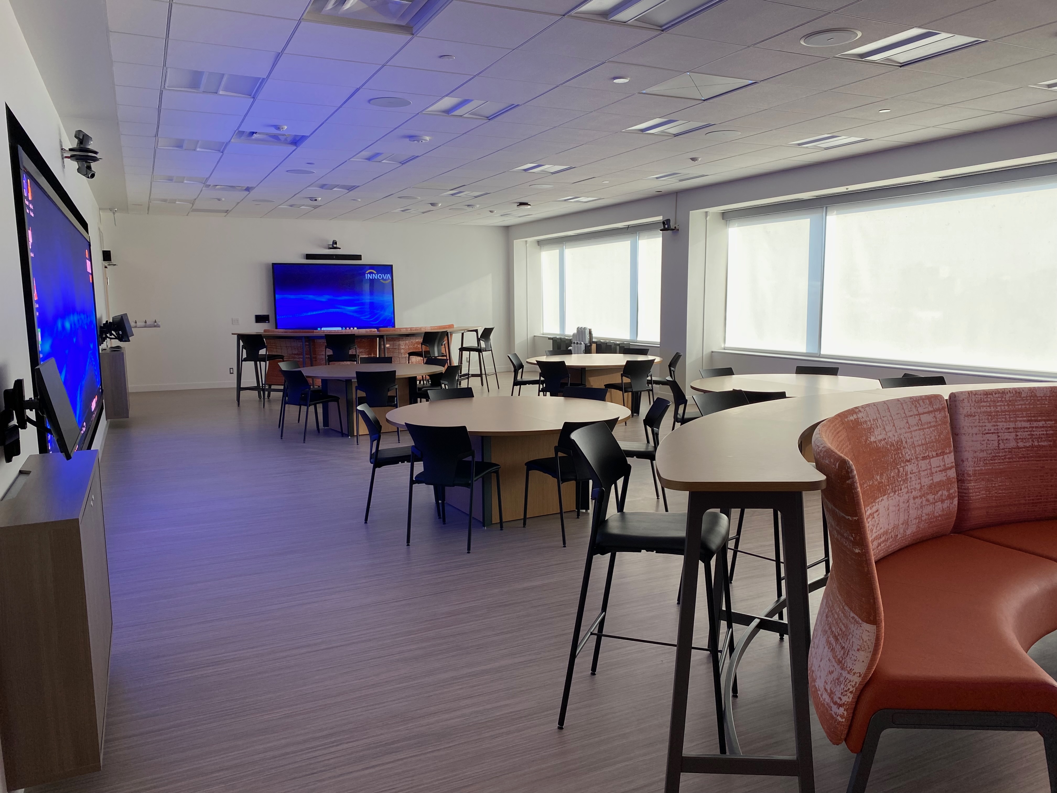 Salle CRX 632 - table avec chaises et écrans
