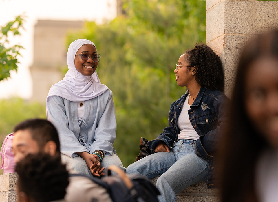 Des étudiantes en train de discuter