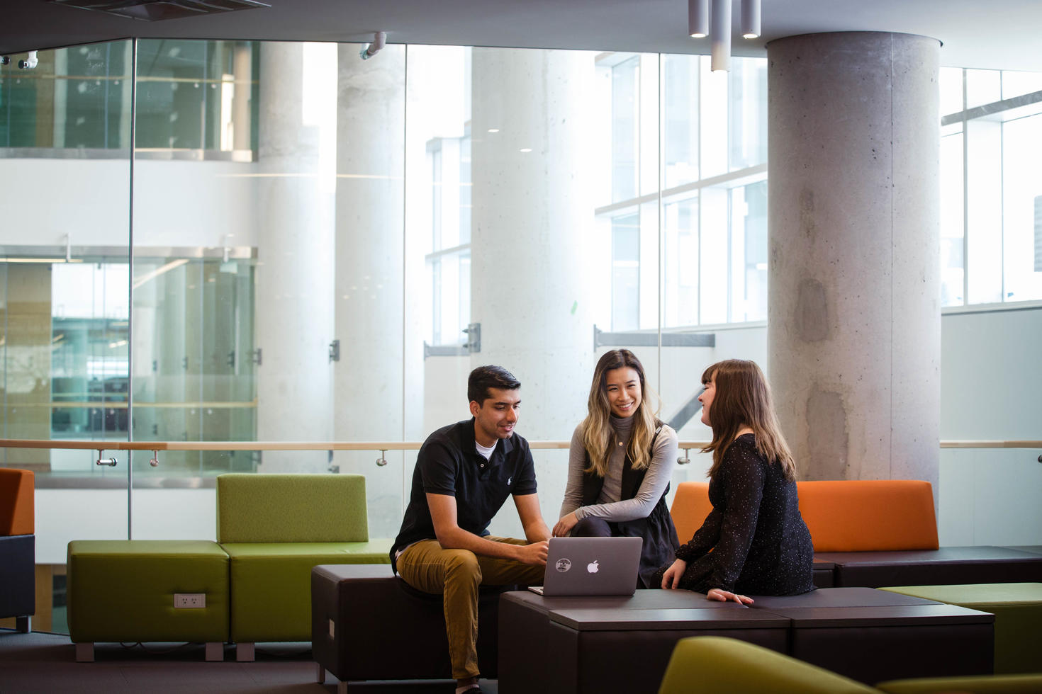 Des personnes travaillant en collaboration devant un ordinateur portable.
