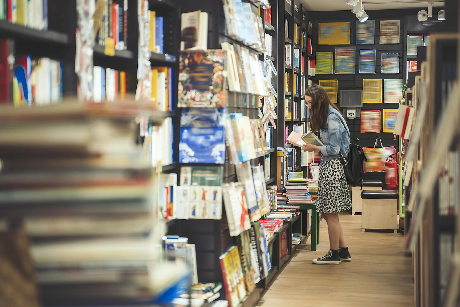 Personne parcourant les allées d'une bibliothèque.