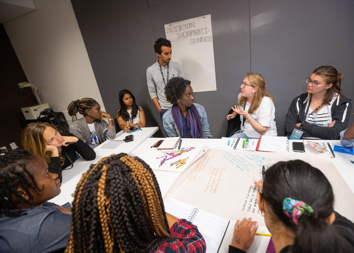 Un groupe de personnes assises autour d'une table collaborant