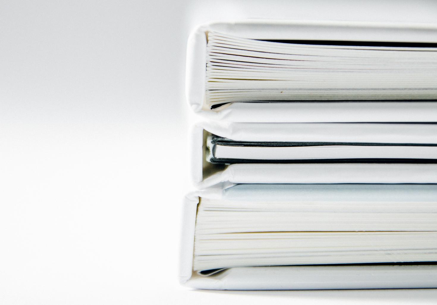 Pile de classeurs blancs.