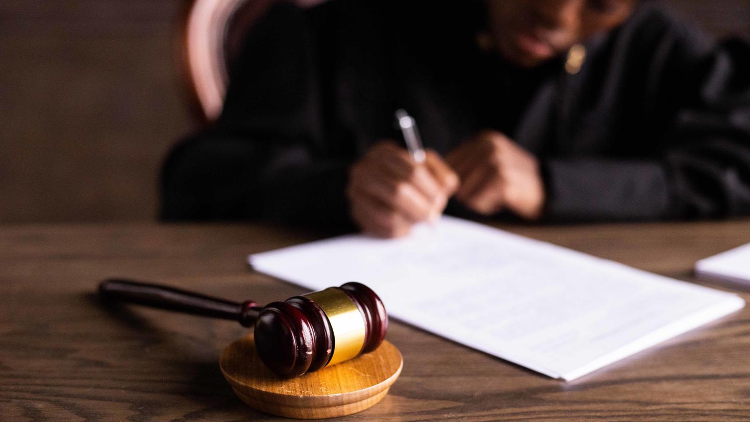 Une marteau du président est placée devant un ou une juge