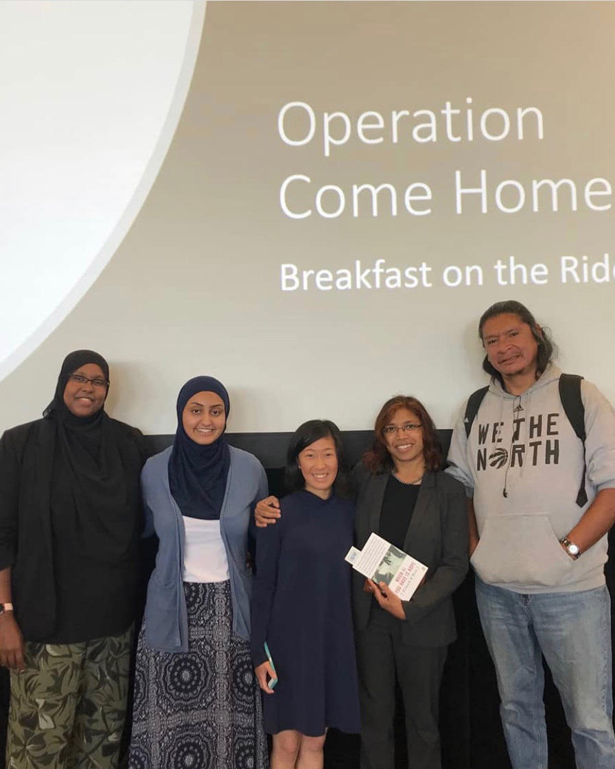 De gauche à droite : Sadia Jama, Saania Tariq, Nina Huynh, Smita Pakhalé et Ted Bignell du Bridge Engagement Centre.