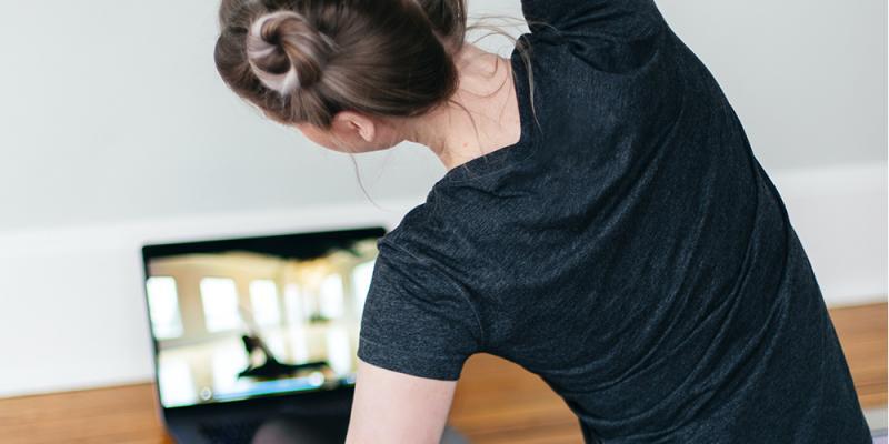 Une personne qui fait des étirements.