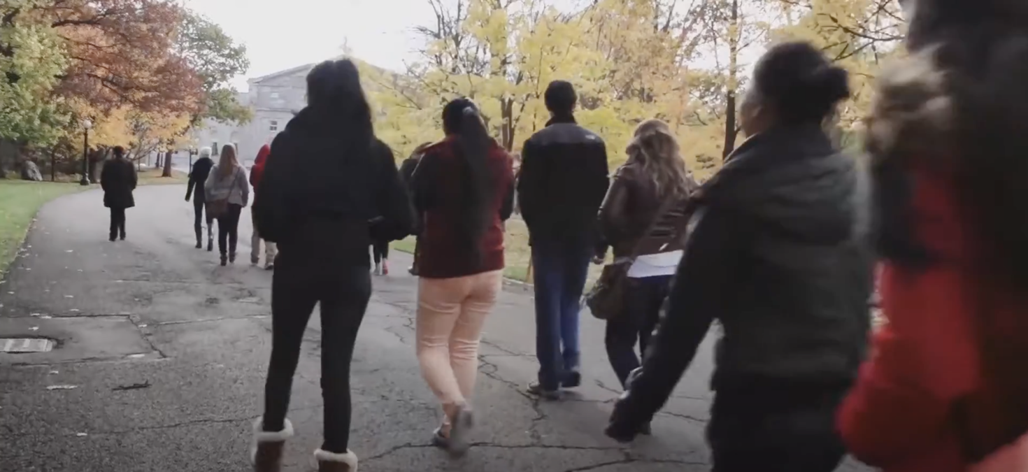 Vidéo d'étudiants marchant sur le campus.