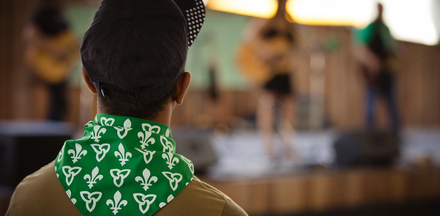 Personne avec un foulard autour du cou avec le logo franco-ontarien imprimé dessus