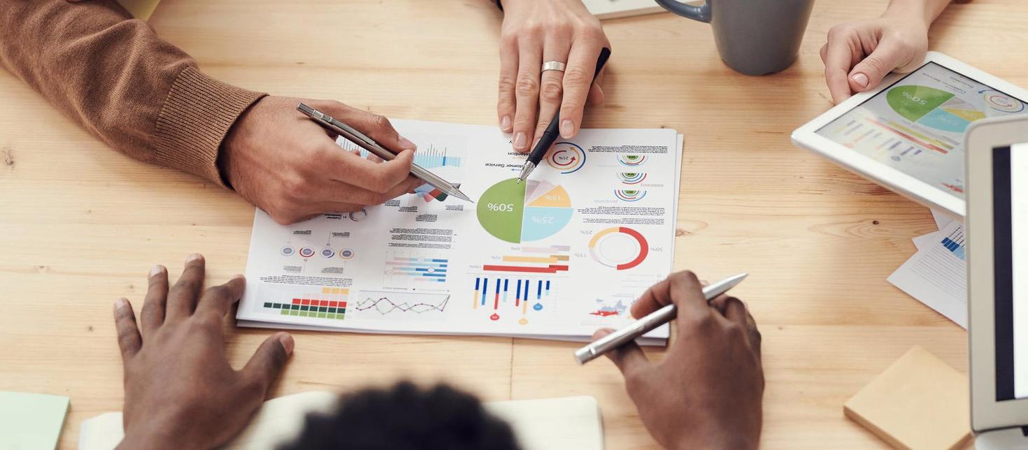 Des mains sur une table travaillent sur un plan d'action