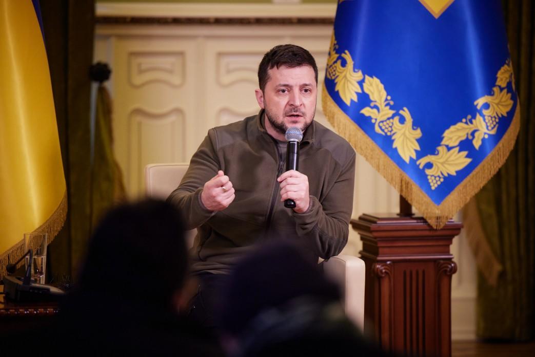 Le président ukrainien Volodymyr Zelensky parlant dans un microphone