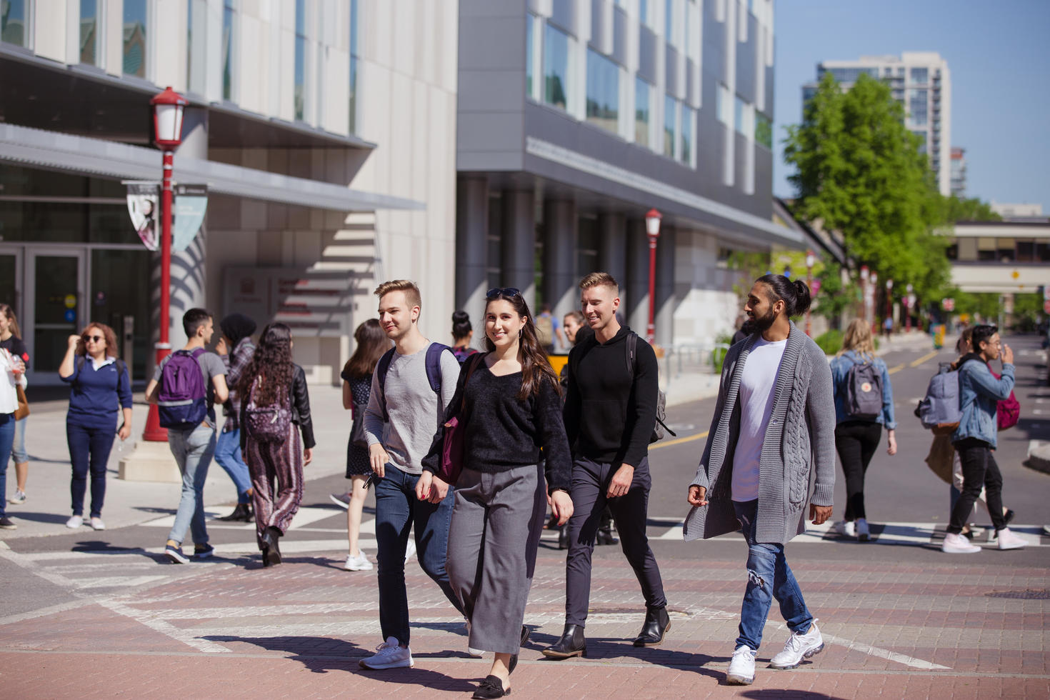 Étudiants qui marchent sur le campus