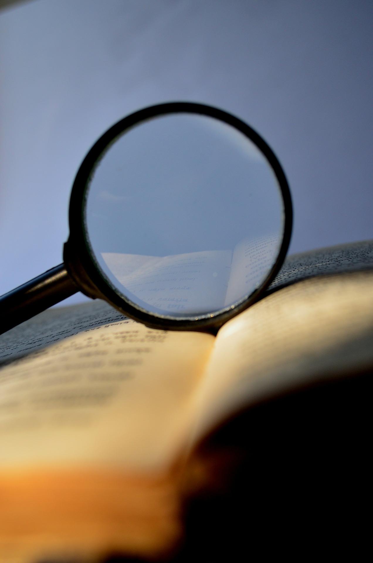 loupe au-dessus d'un livre ouvert