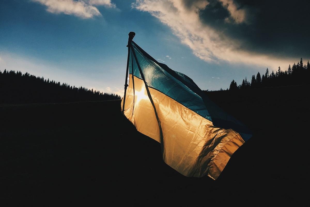 Le drapeau ukrainien dans la lumière déclinante