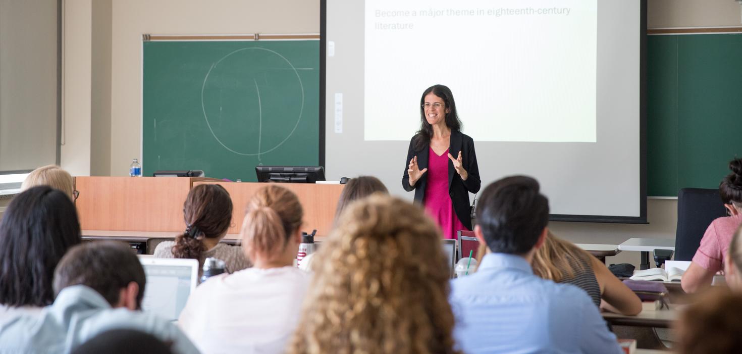 professeur enseignant devant une classe