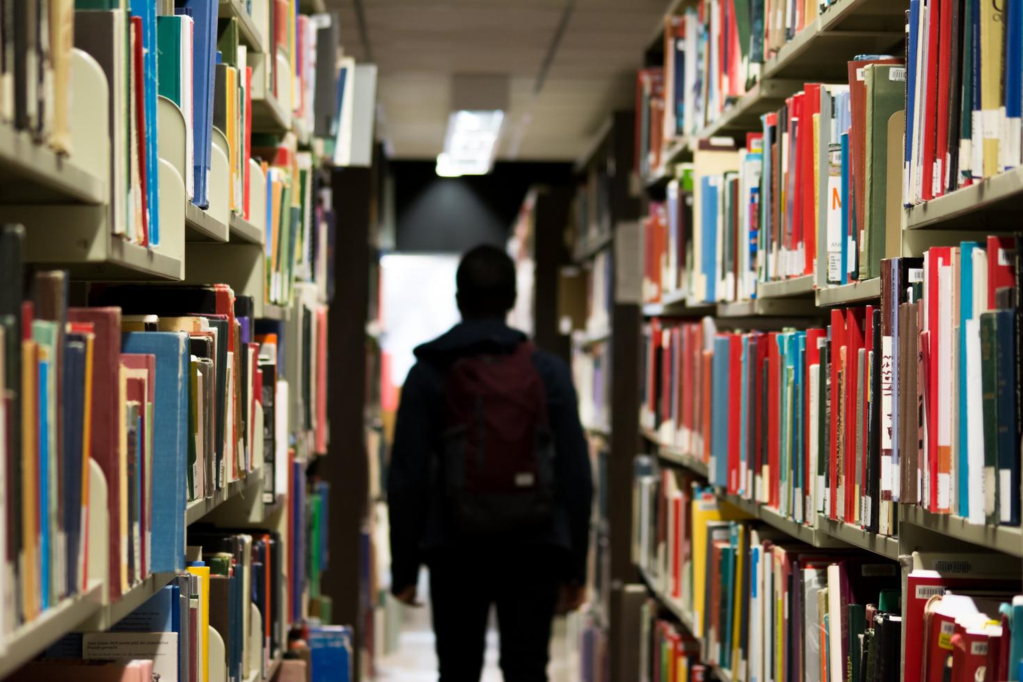 Un étudiant dans une bibliothèque