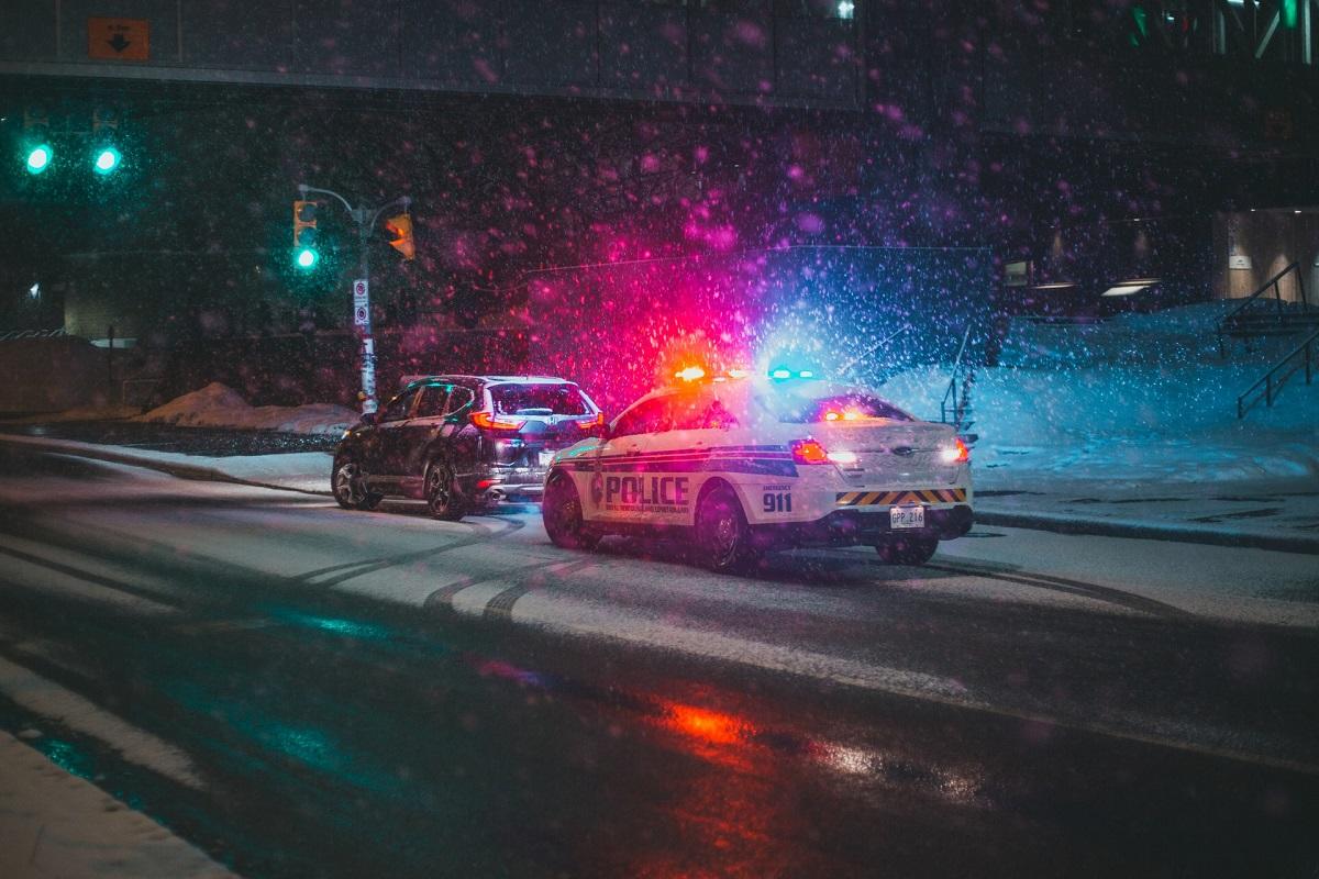 Voiture de police effectuant un contrôle routier