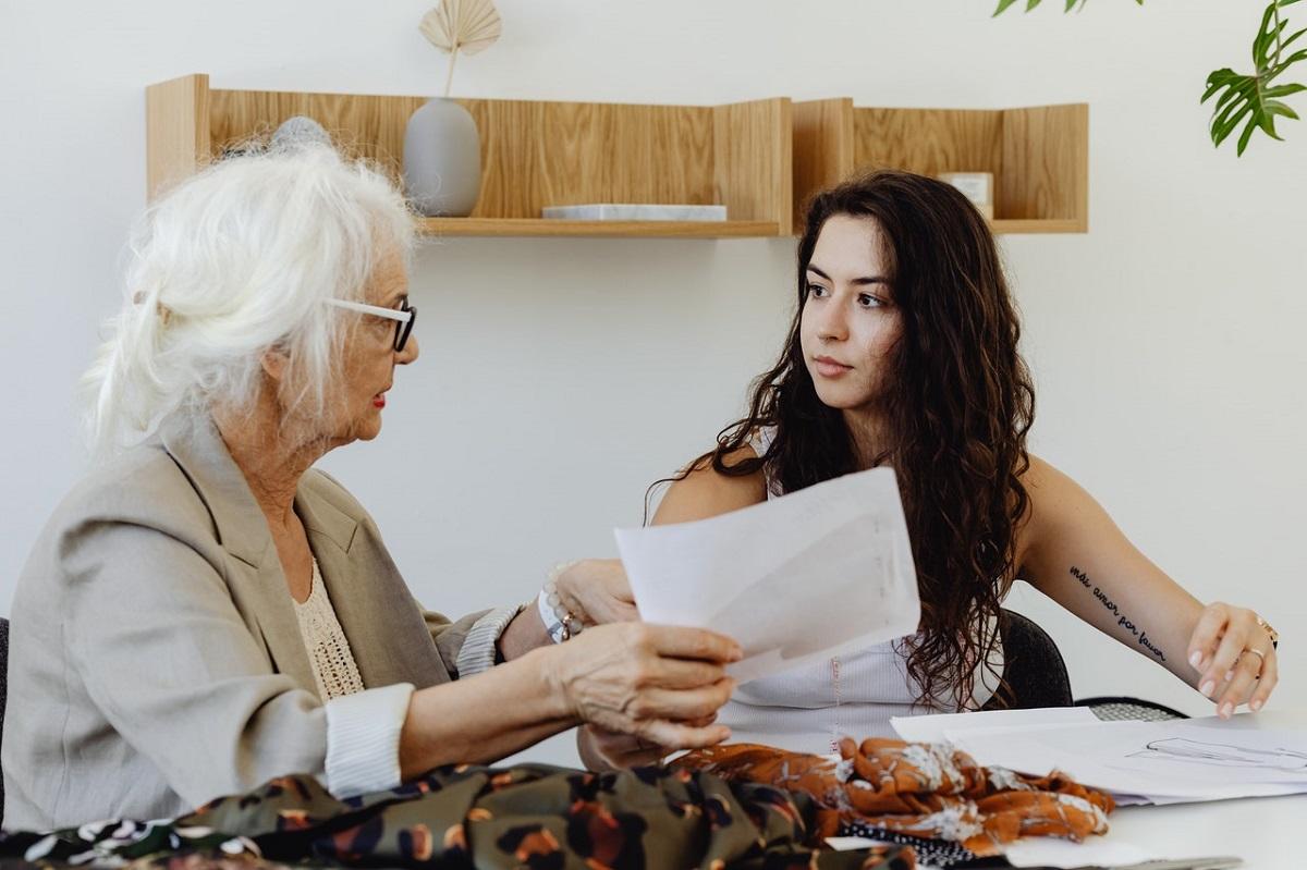Une femme âgée et une jeune femme discutant de quelque chose