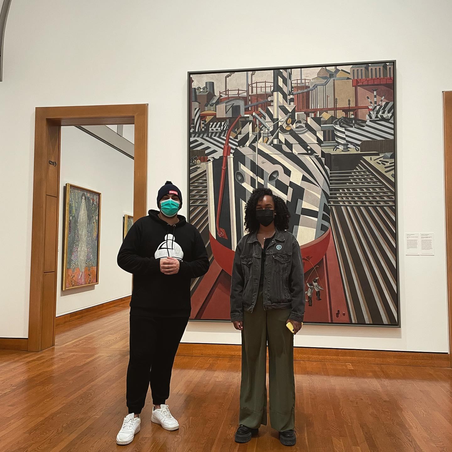 Des étudiants à la galerie d'art
