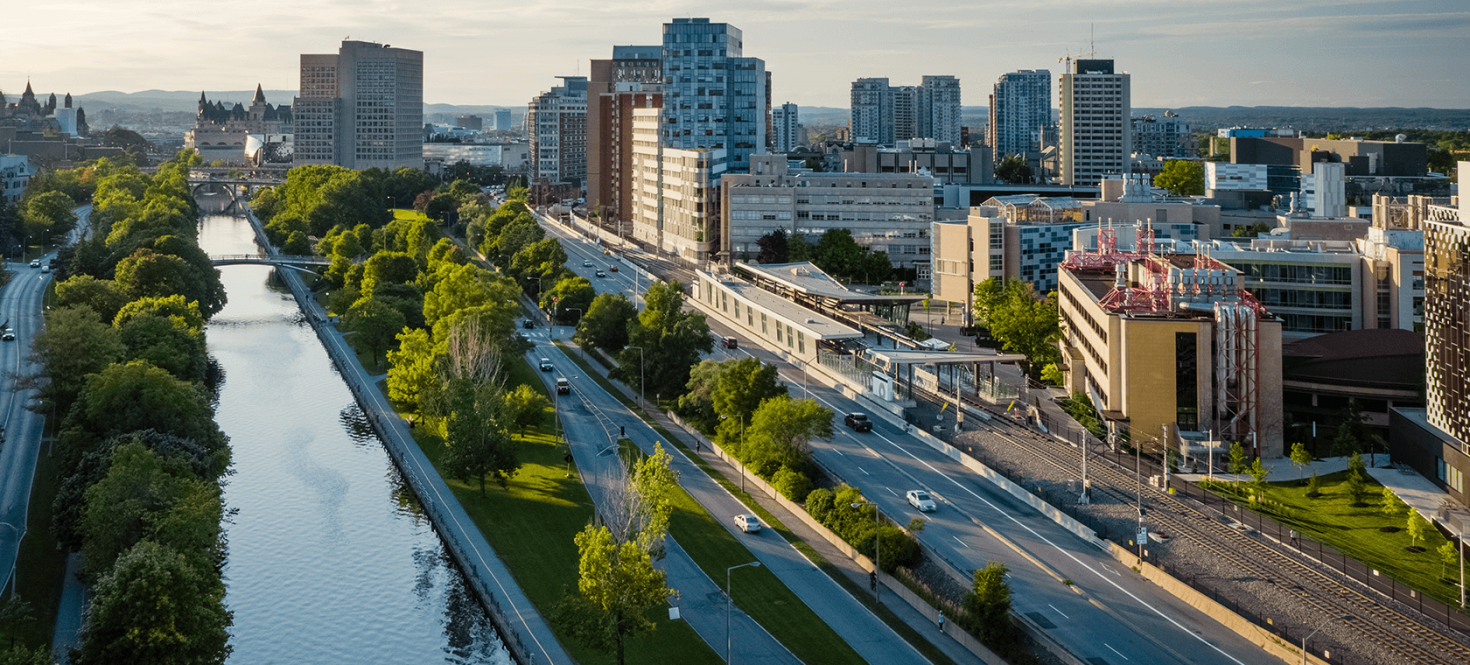 Vue aérienne du campus et le Canal Rideau