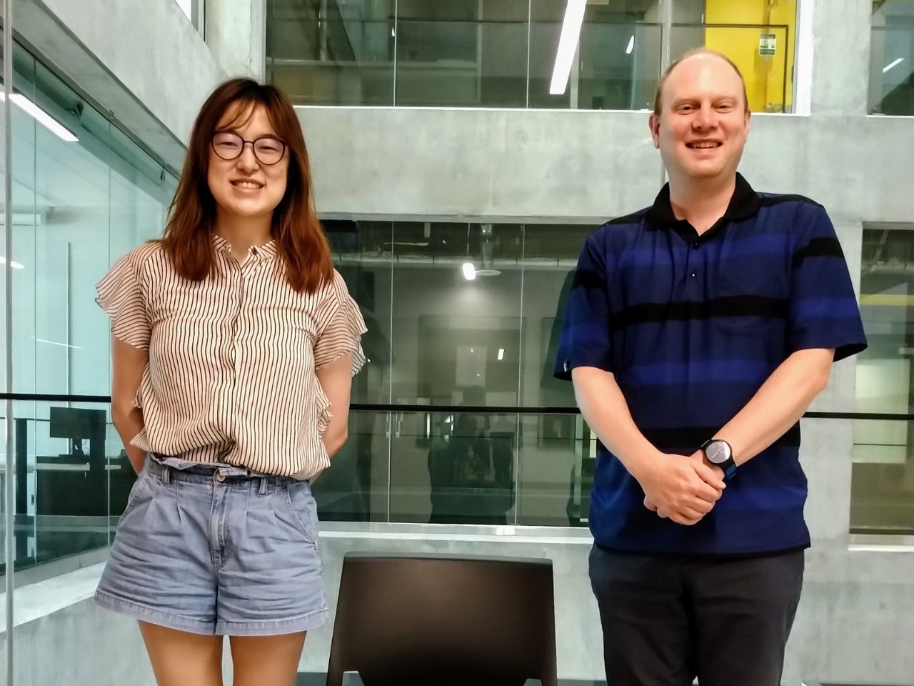 La récente titulaire d’un doctorat, Yijue Xu, et le professeur David Bryce