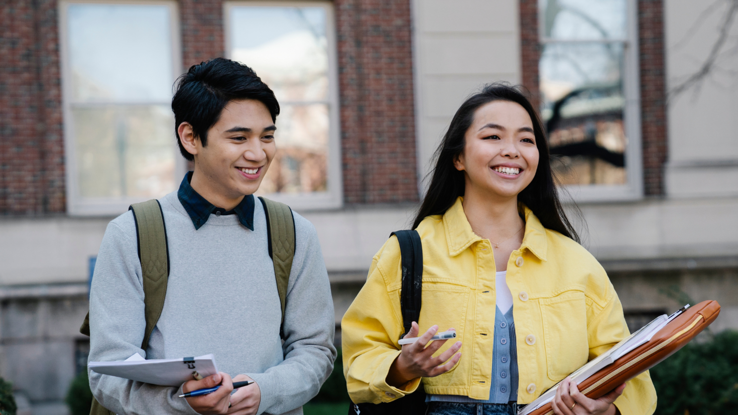 Deux étudiants sourient.