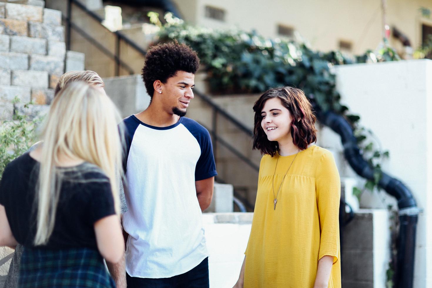 les étudiants parlent sur le campus