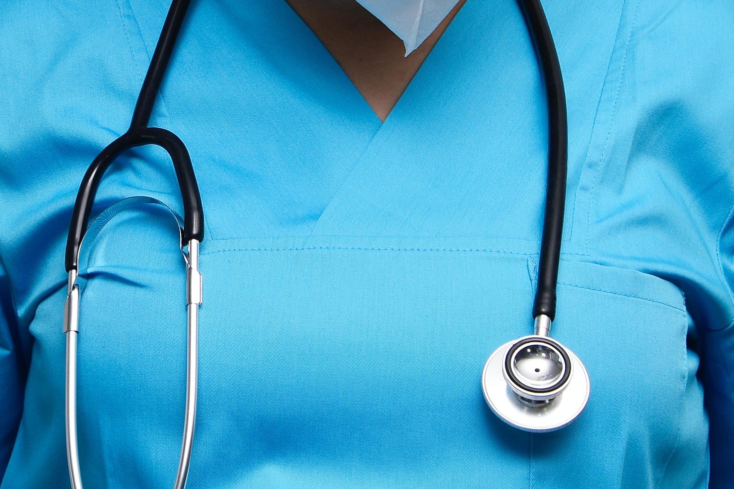 Femme professionnelle de la santé avec stéthoscope