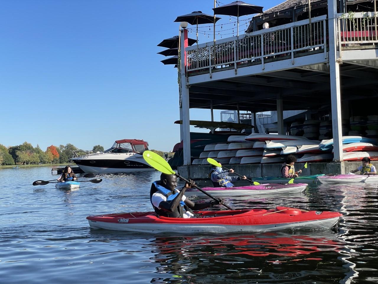 Étudiants faisant du kayak lors d'un événement socioculturel