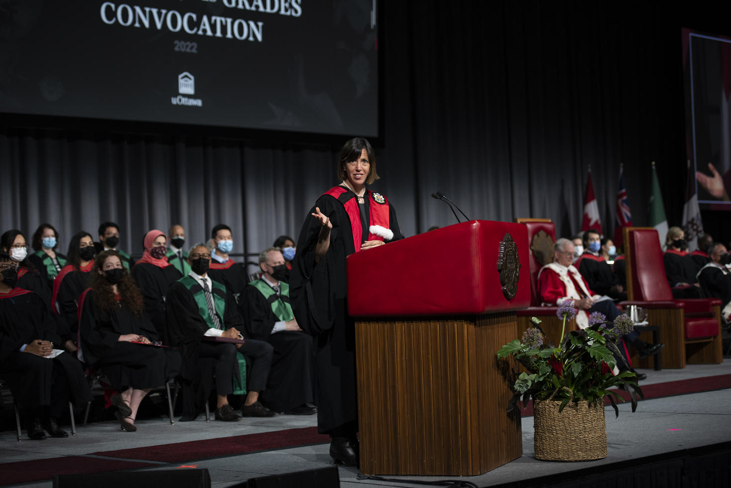 La Dre Vera Etches prend la parole lors de la cérémonie de remise des diplômes