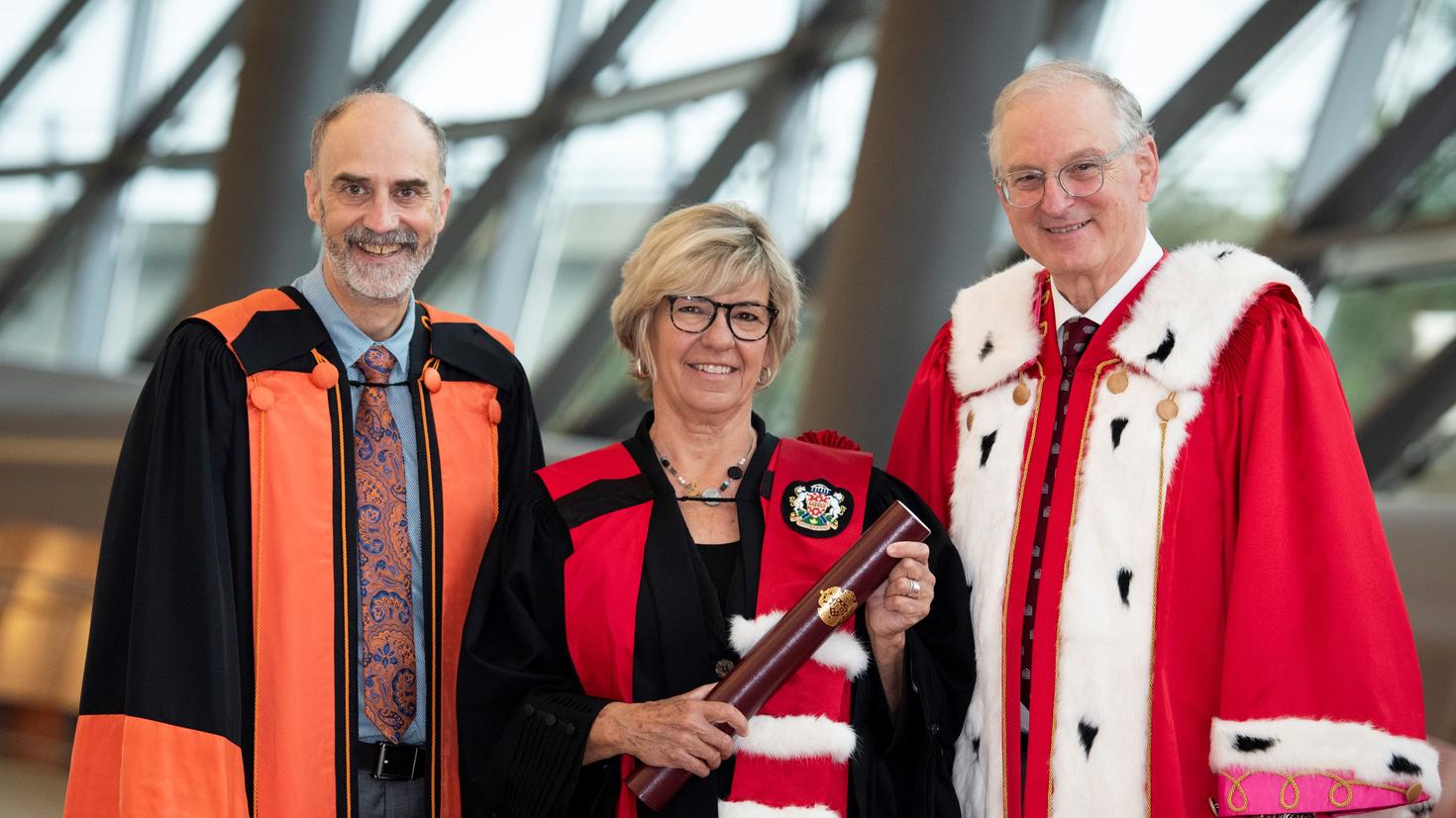 Doyen de la Faculté de génie, Julia Elvidge, récipiendaire du doctorat honorifique, et président de l'Université d'Ottawa. 