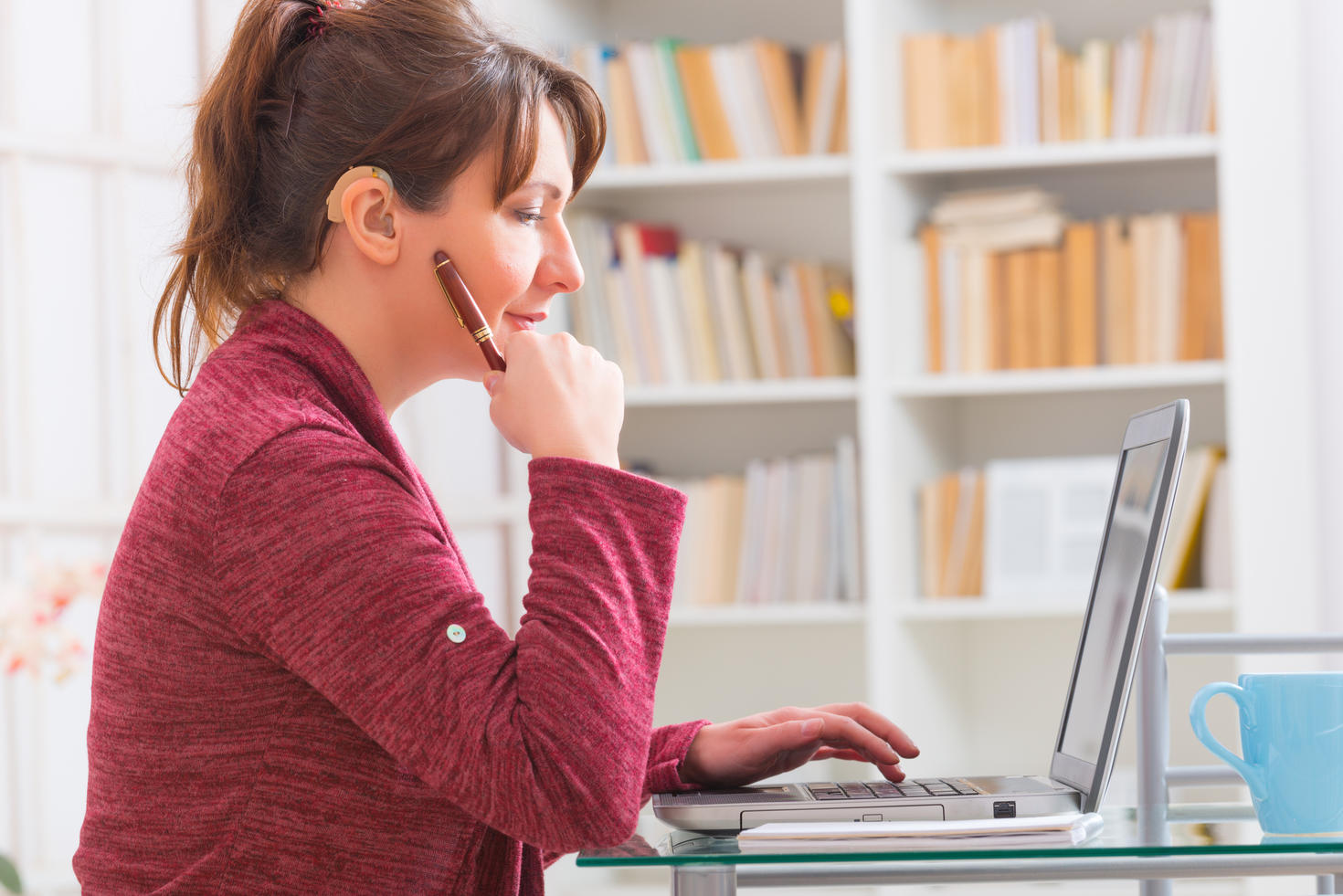 Femme qui travaille dans un bureau.