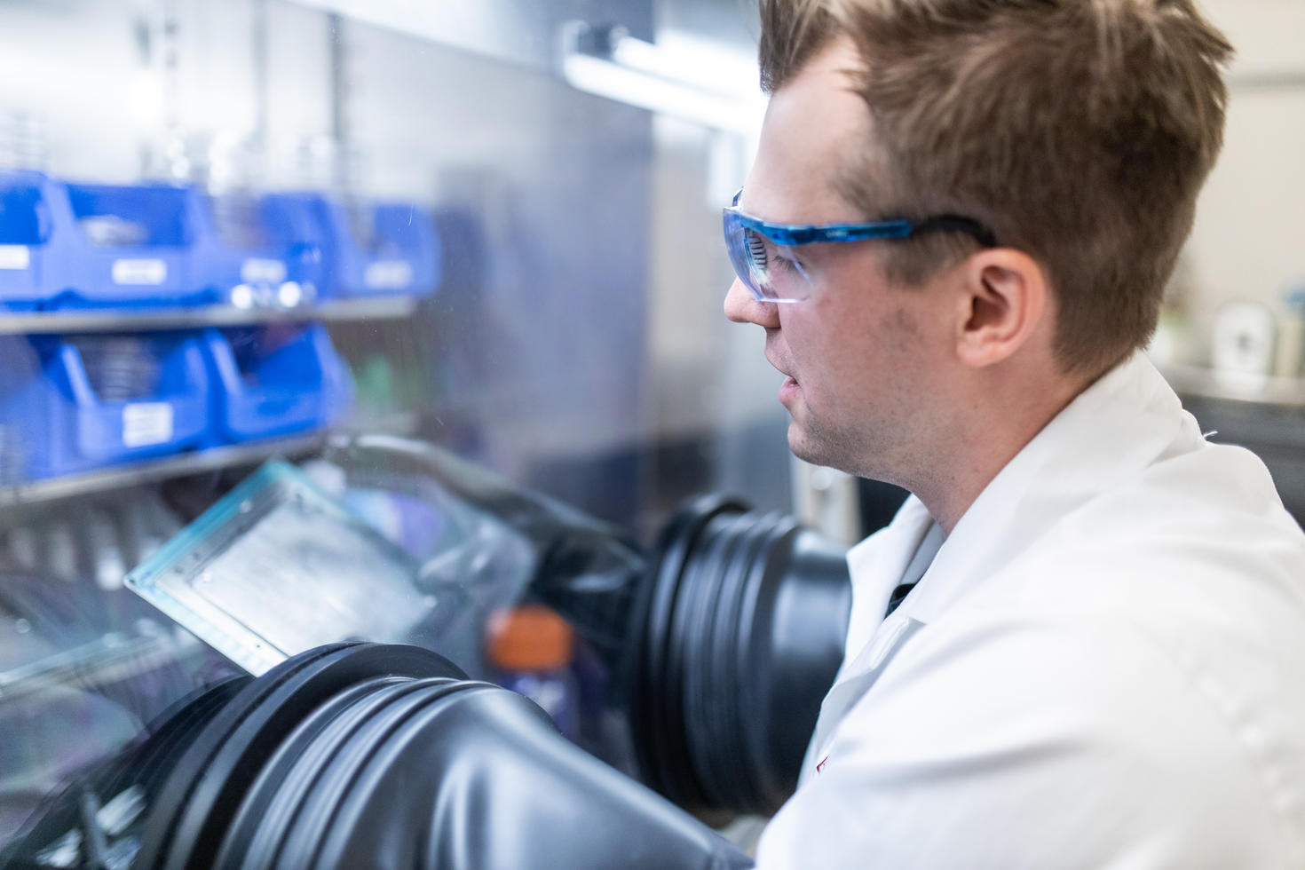 Professeur Lessard travaillant dans le laboratoire