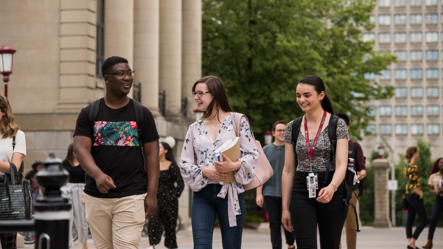 Étudiants sur le campus