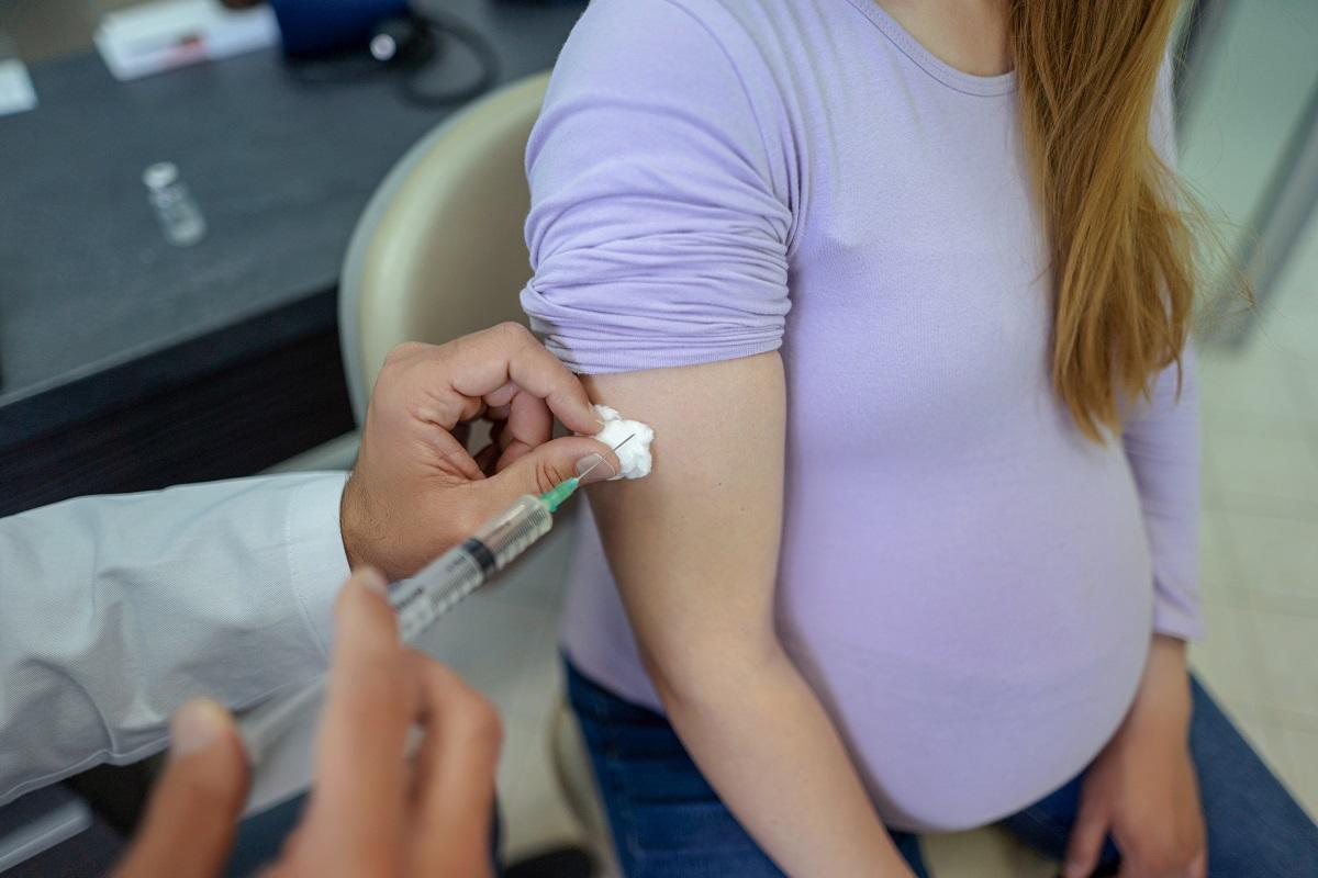 Femme enceinte se faisant vacciner