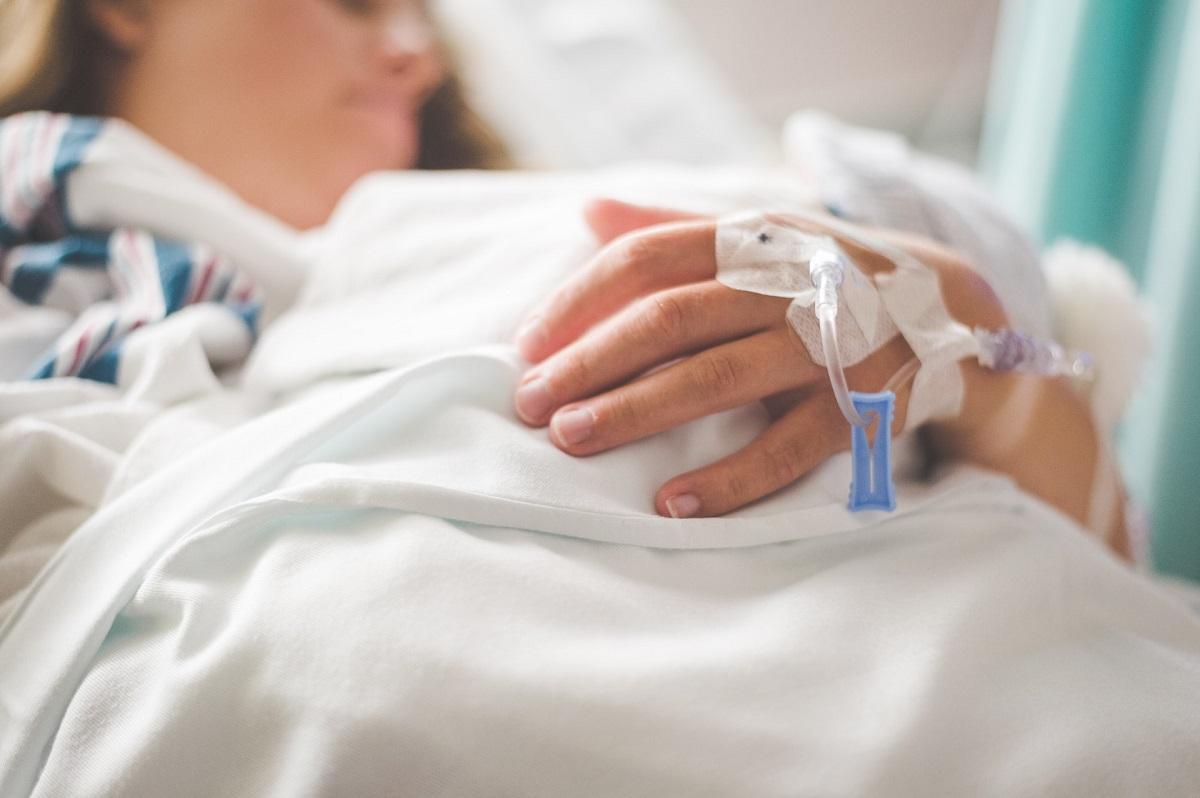 Femme enceinte dans un lit d'hôpital