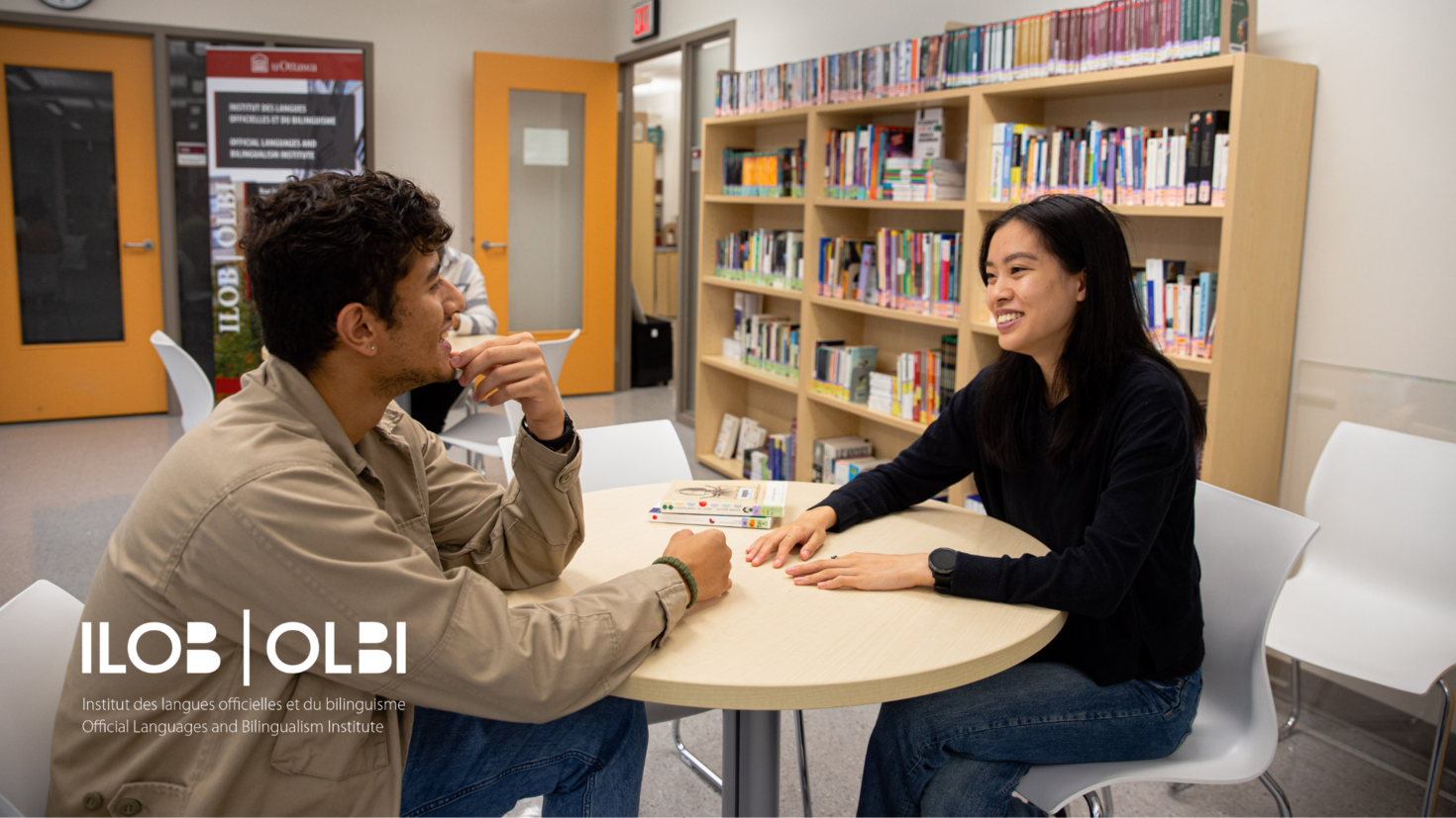 Deux étudiants parlent au Centre de Ressources Julien-Couture