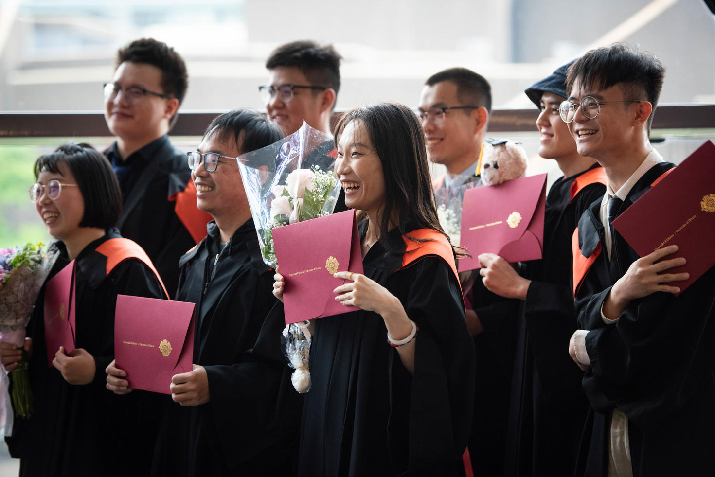 Un groupe d’étudiants de premier cycle tenant leur diplôme lors de la cérémonie de remise des diplômes.