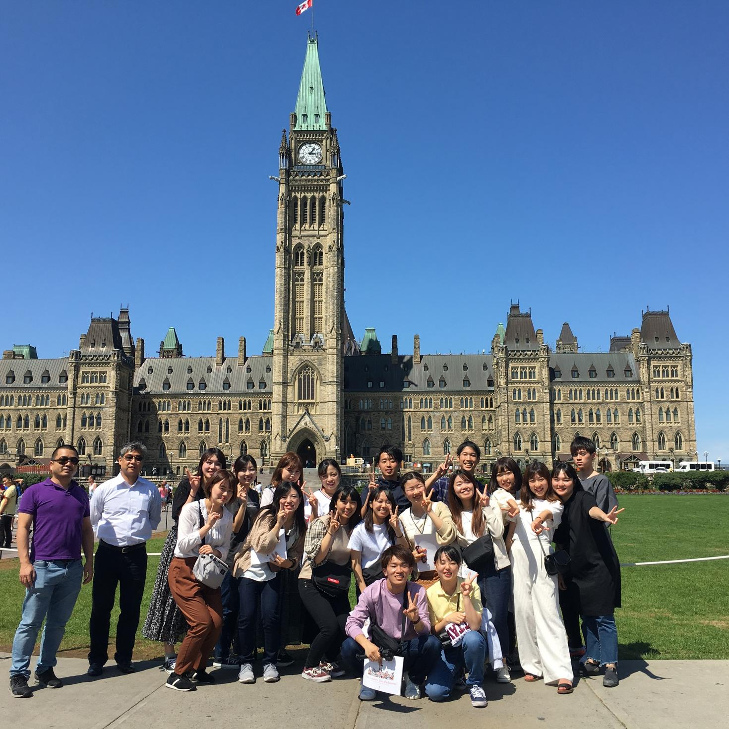 Des étudiants devant Parlement