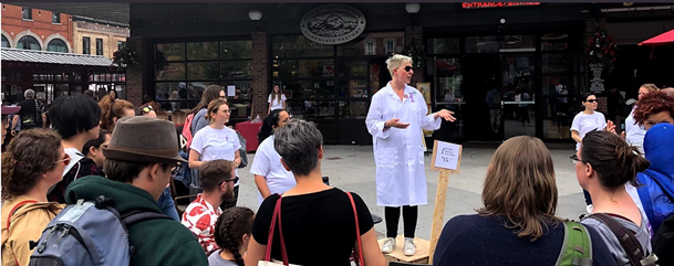 Une femme blonde sur une boîte à savon s'adresse à la foule au marché Byward.