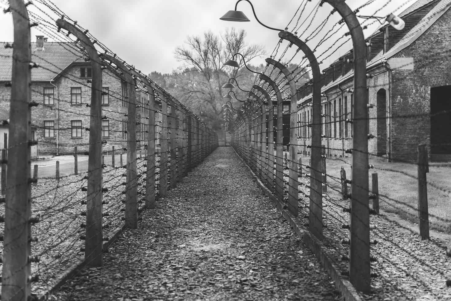 Scène en noir et blanc d'un camp de concentration